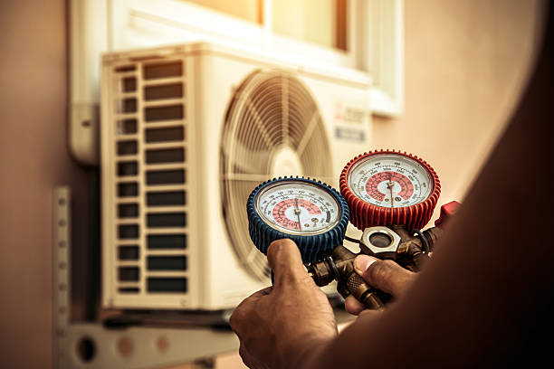 Professional Hvac technician working in Eustis, FL